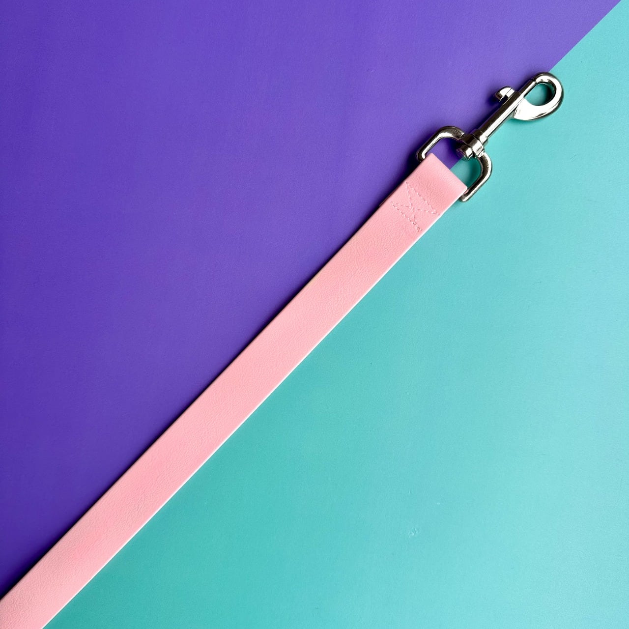 Correa para perros en goma impermeable rosada