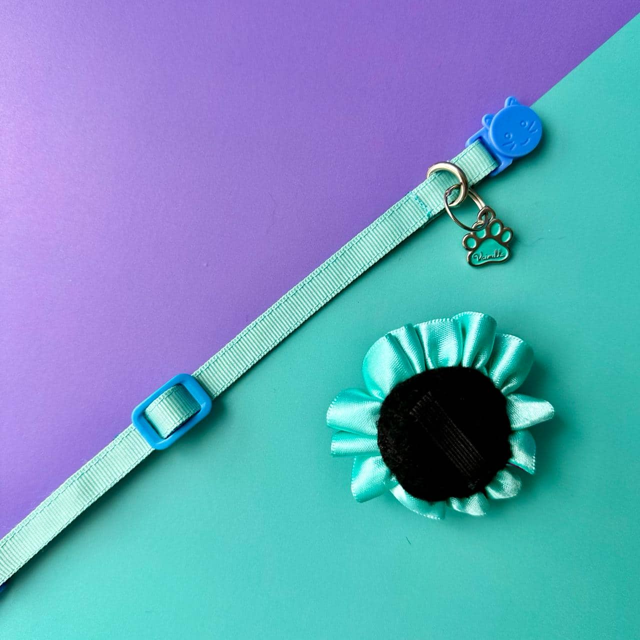 Collar para gatos con flor bicolor morado y aguamarina