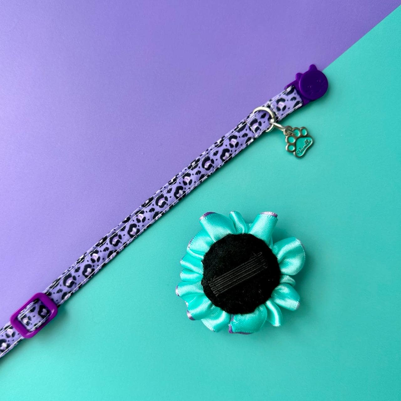 Collar para gatos con flor bicolor aguamarina y lila - Animal print