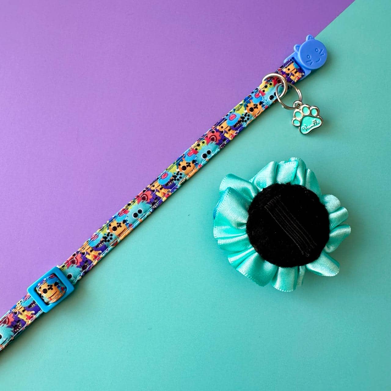 Collar para gatos con flor bicolor turquesa y aguamarina - Monstruos