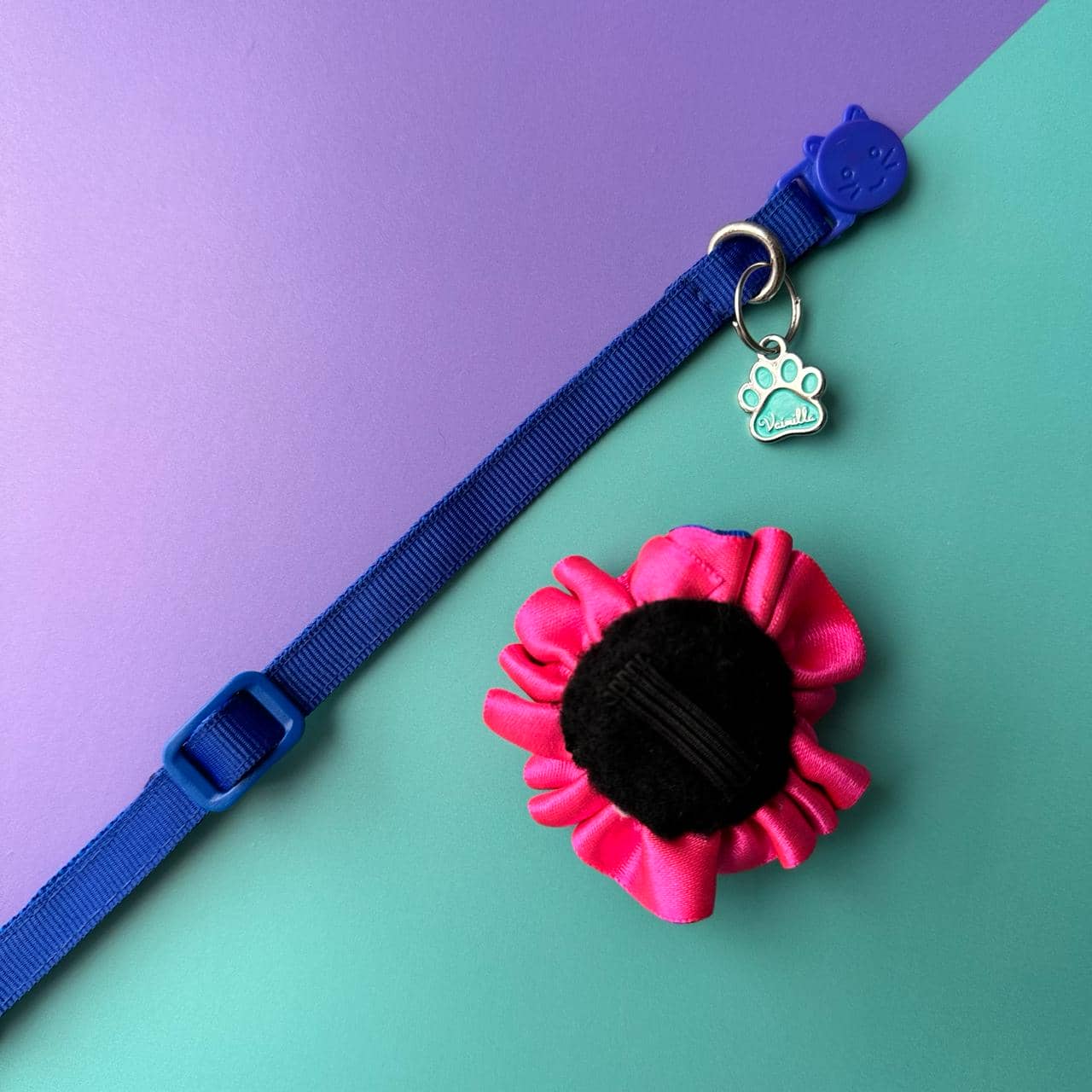 Collar para gatos con flor bicolor fucsia y azul
