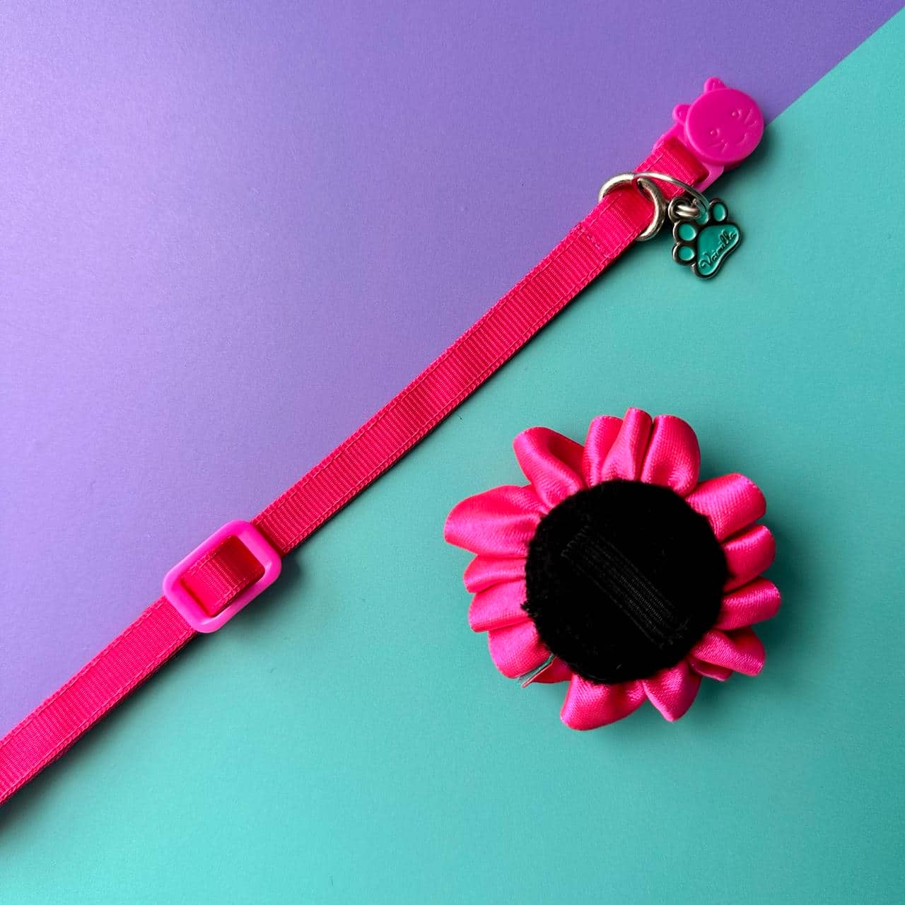 Collar para gatos con flor bicolor aguamarina y fucsia neón