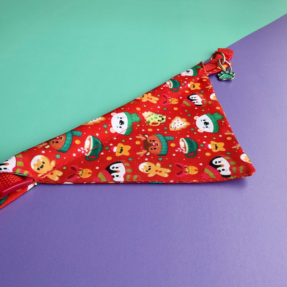 Detalle del estampado de la pañoleta para gato Magia Polar Roja