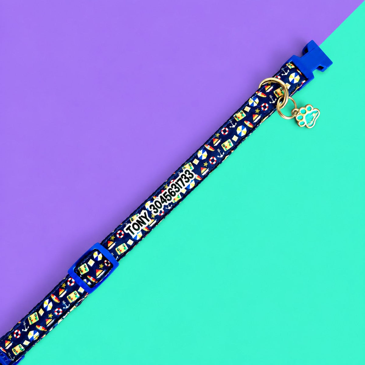 Collar estampado personalizado para perros con nombre y teléfono, sobre fondo lila y aguamarina – Vainilla Mascotas.