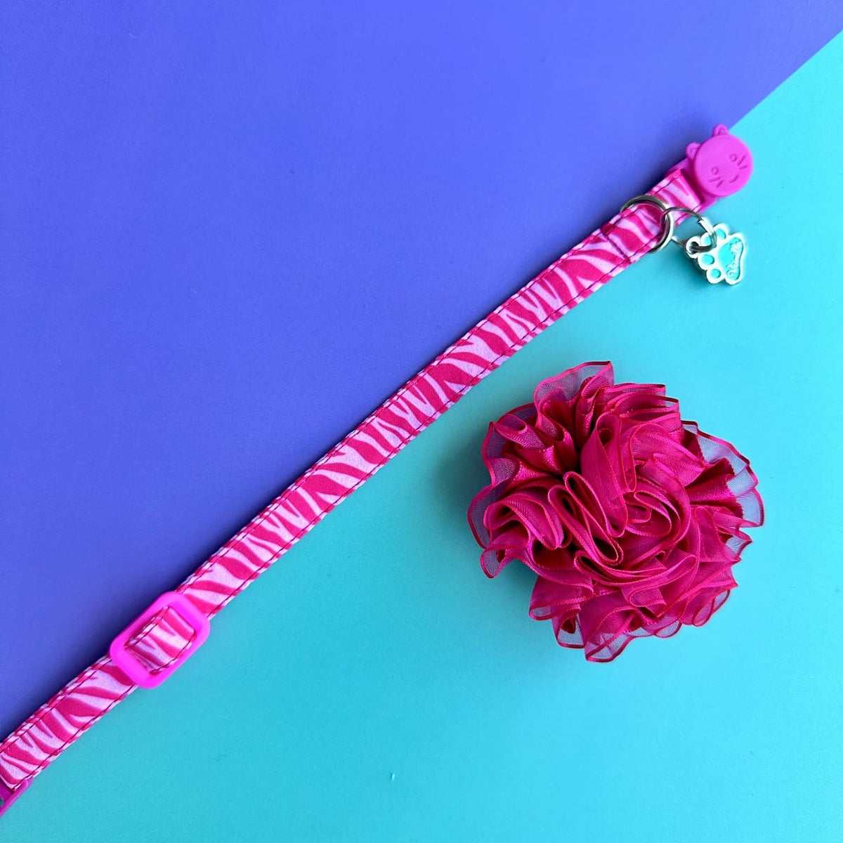 Collar para gatos Cebra fucsia con flor tul fucsia oscuro