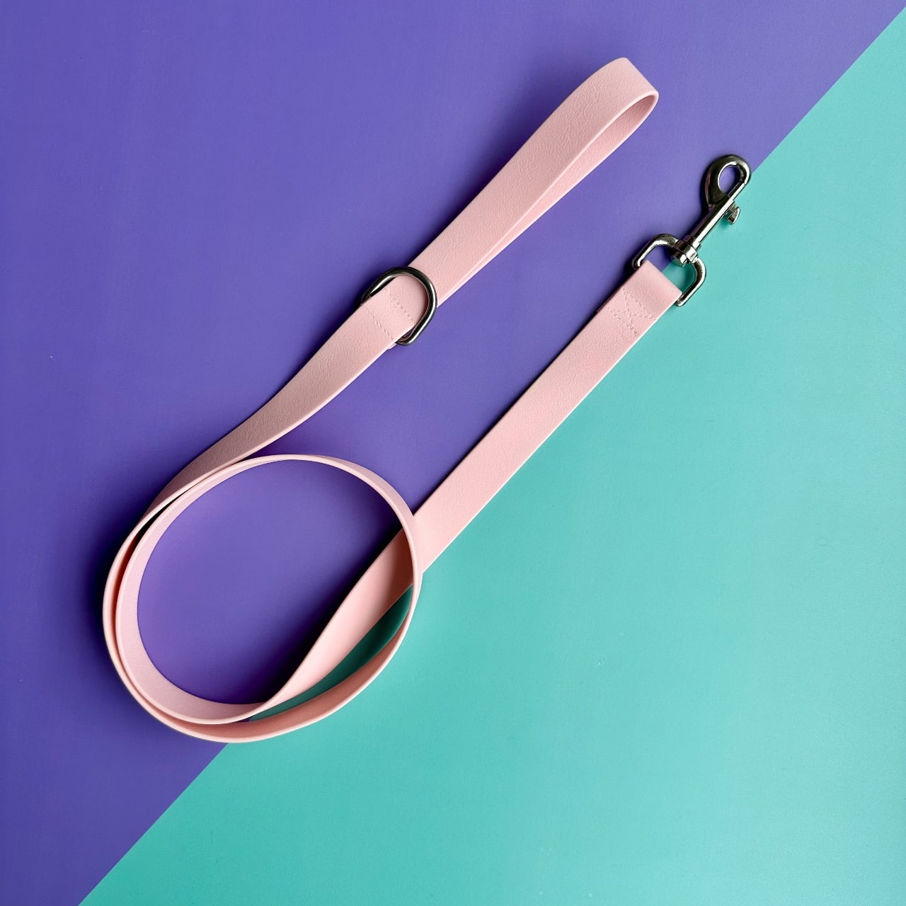 Arnés para perros en goma impermeable rosado y fucsia con correa