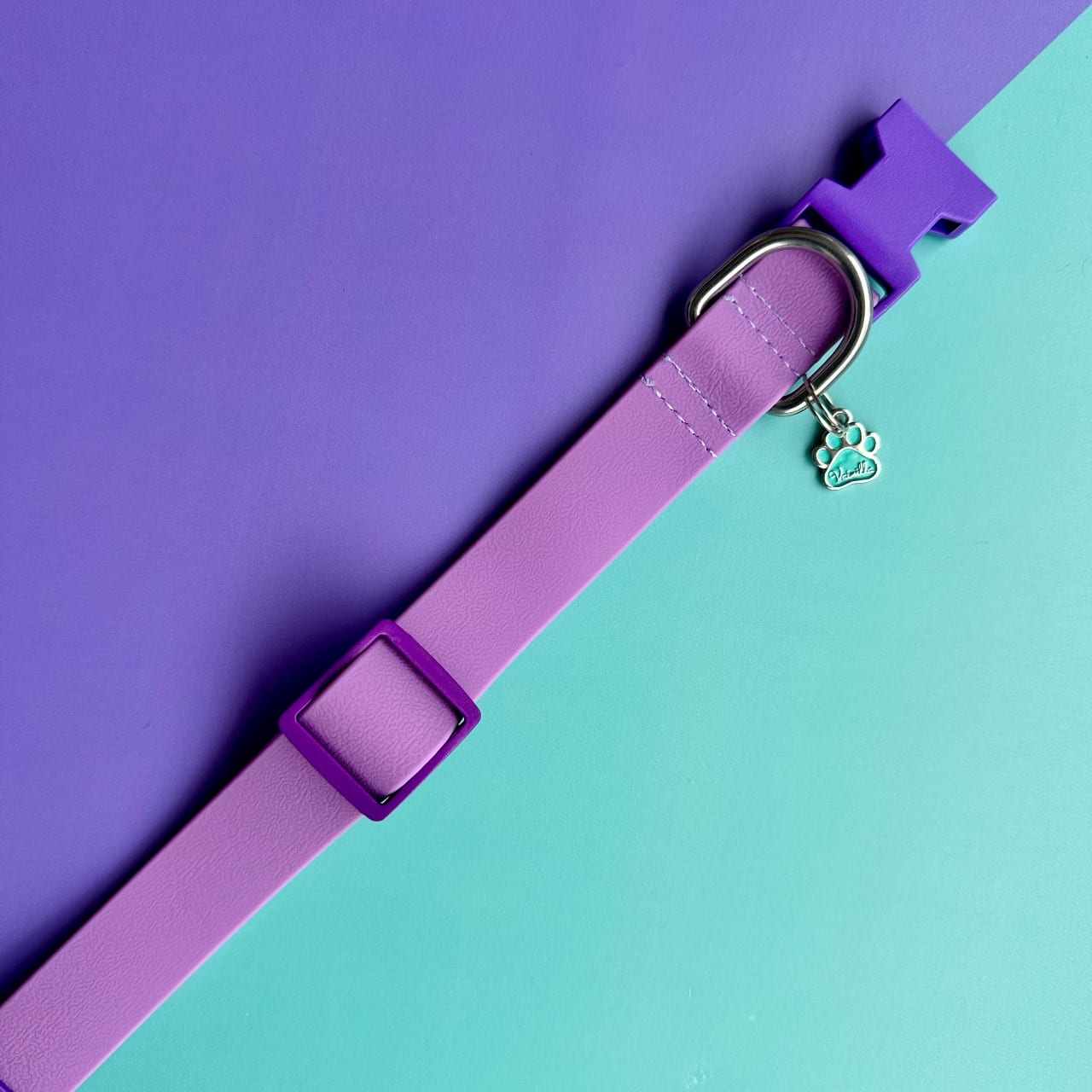 Collar para perros en goma impermeable lila con flor tul morada