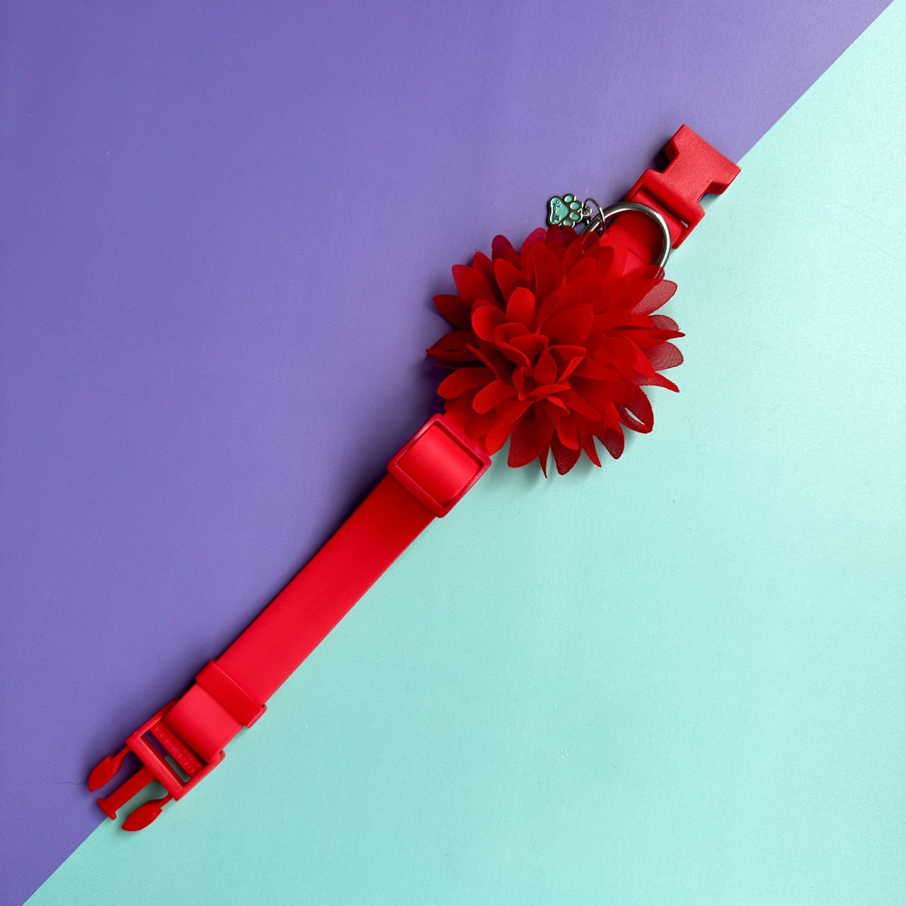 Collar para perros en goma rojo con flor seda