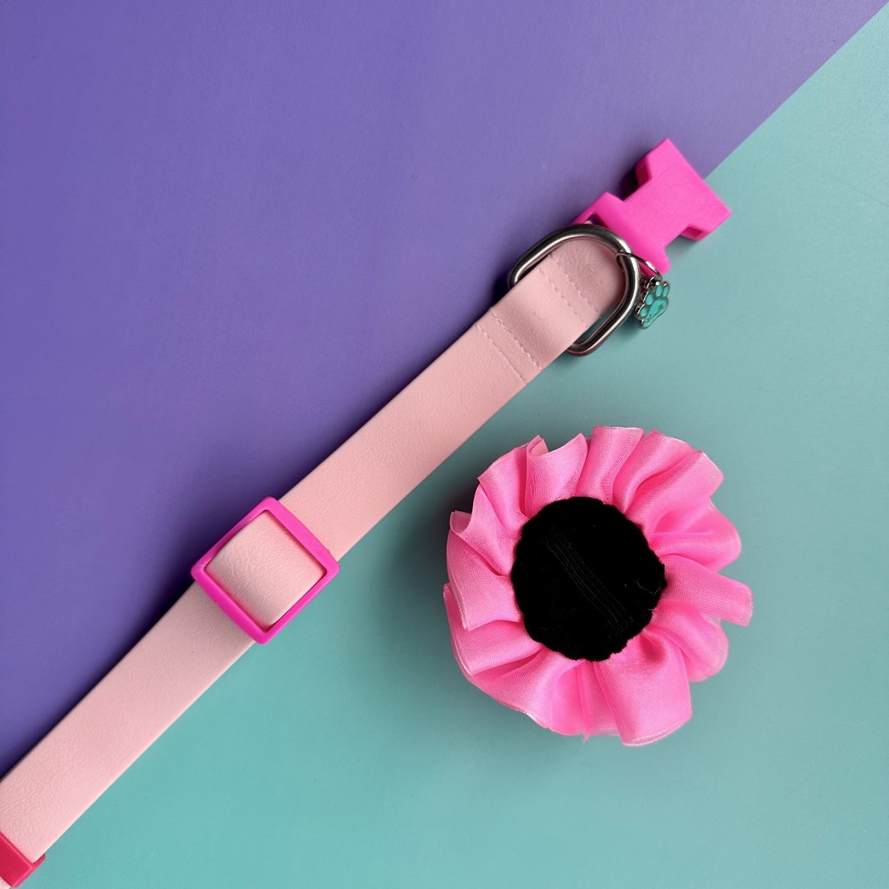 Collar para perros en goma impermeable rosado con flor tul rosado neón