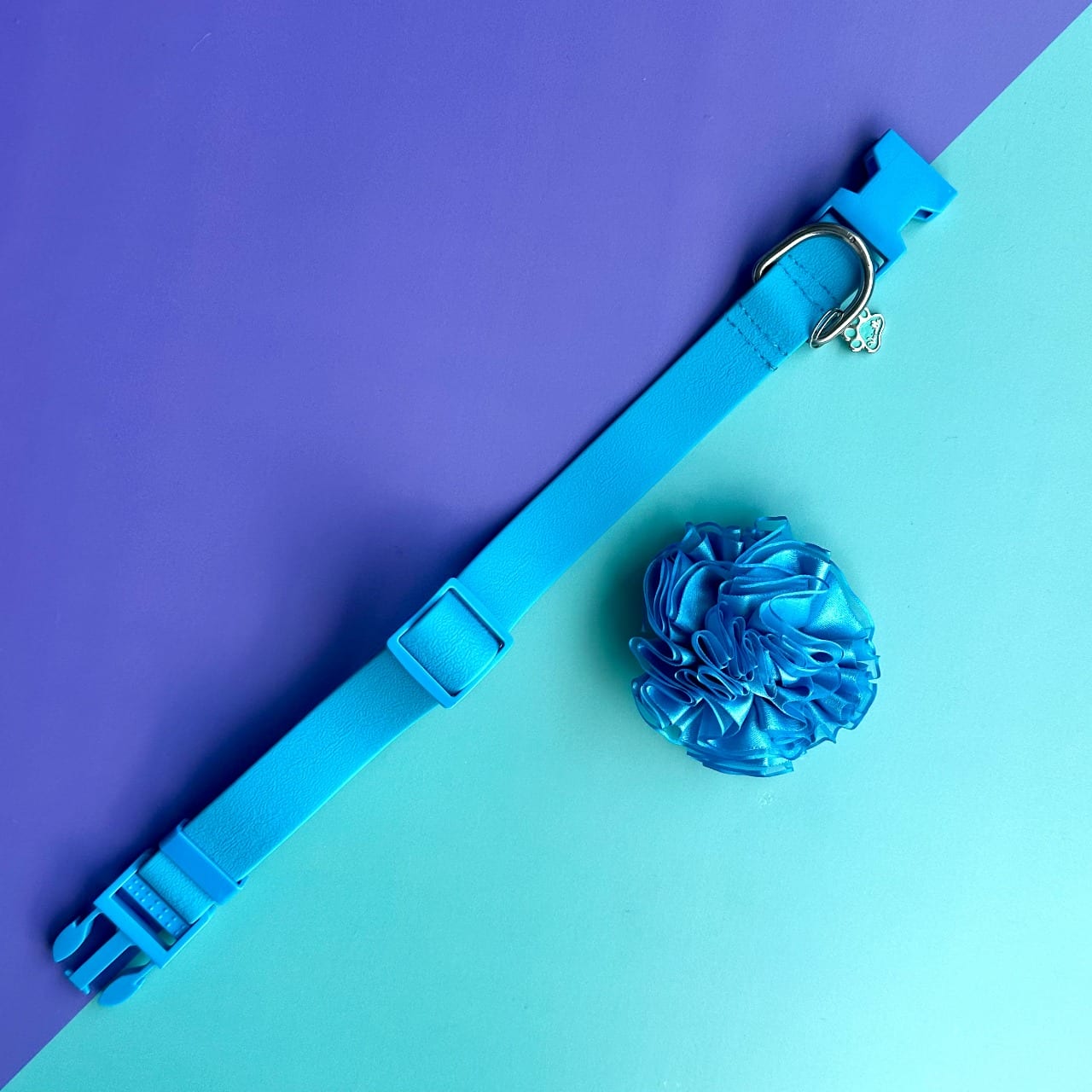 Collar para perros en goma impermeable turquesa con flor tul