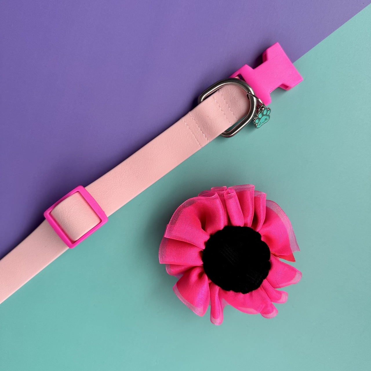 Collar para perros en goma impermeable rosado con flor tul fucsia neón