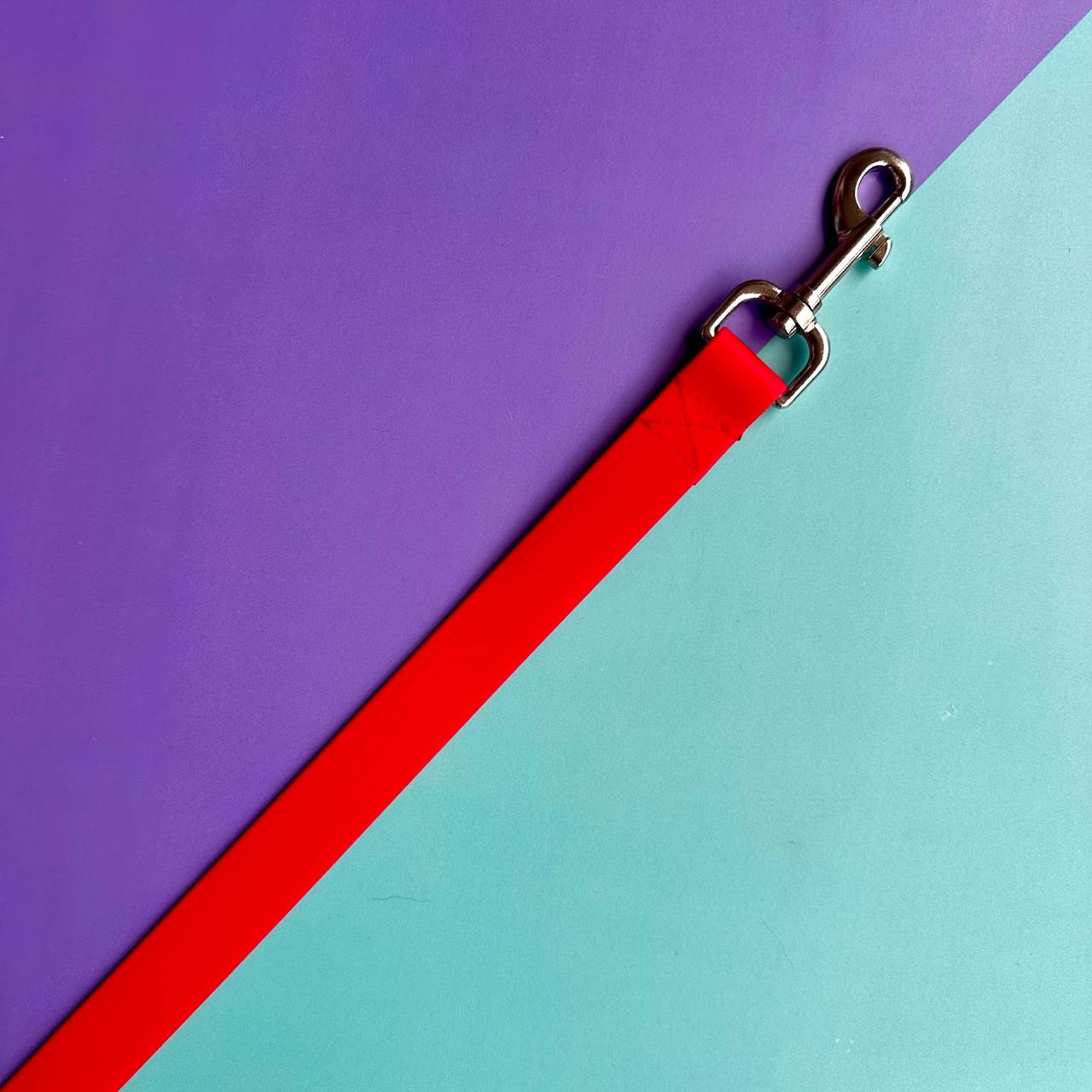 Arnés para perros en goma impermeable rojo con correa