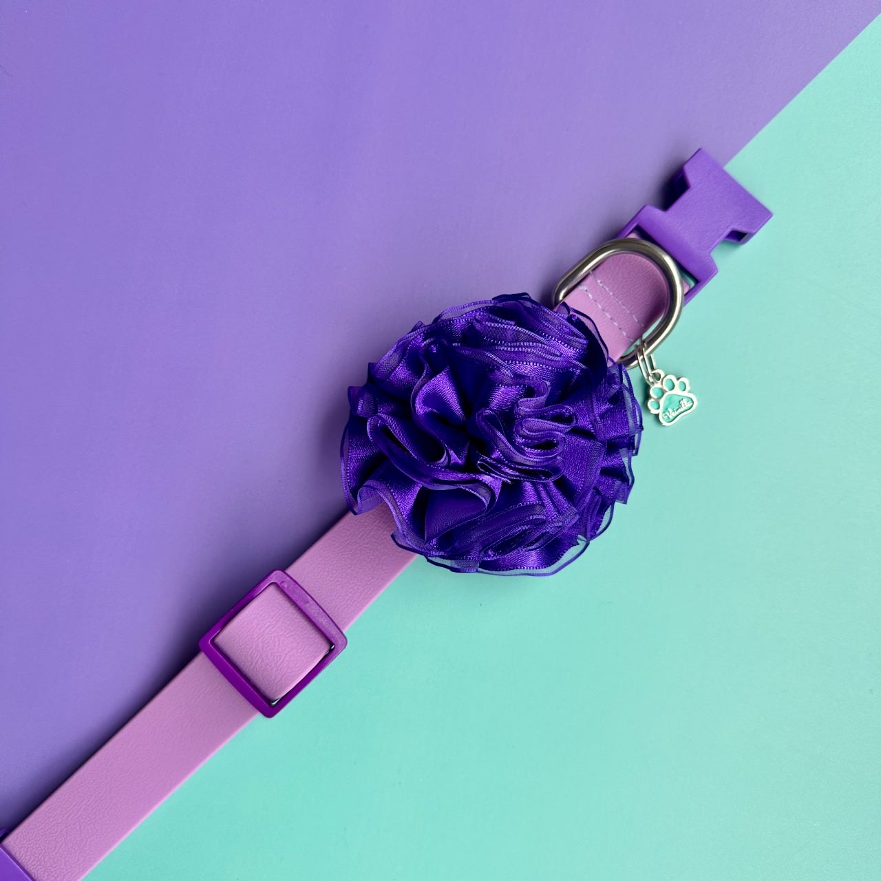 Collar para perros en goma impermeable lila con flor tul morada