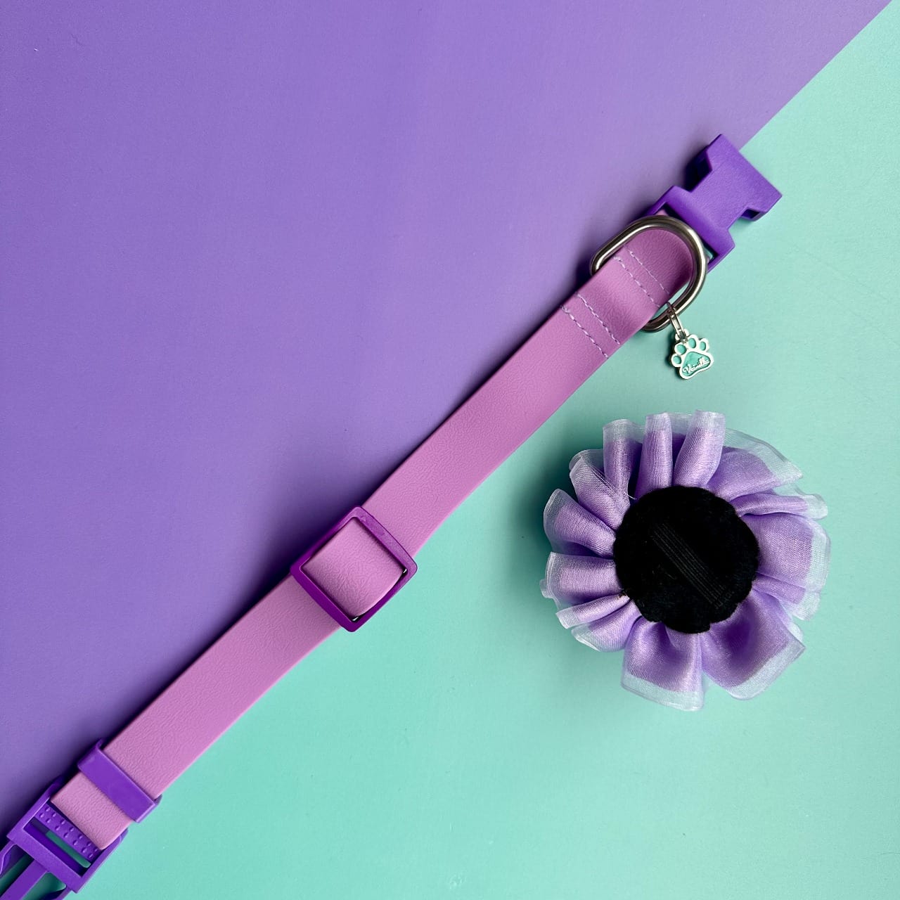 Collar para perros en goma impermeable lila con flor tul lila