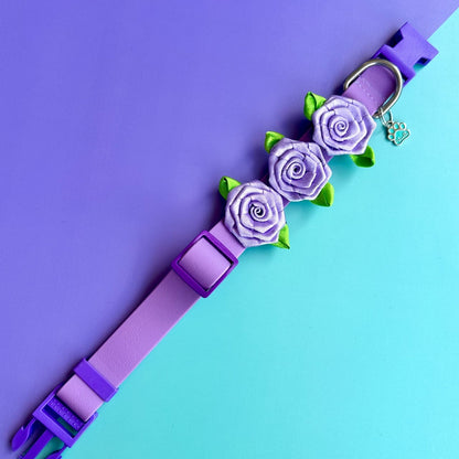 Collar para perros en goma impermeable lila con rosas