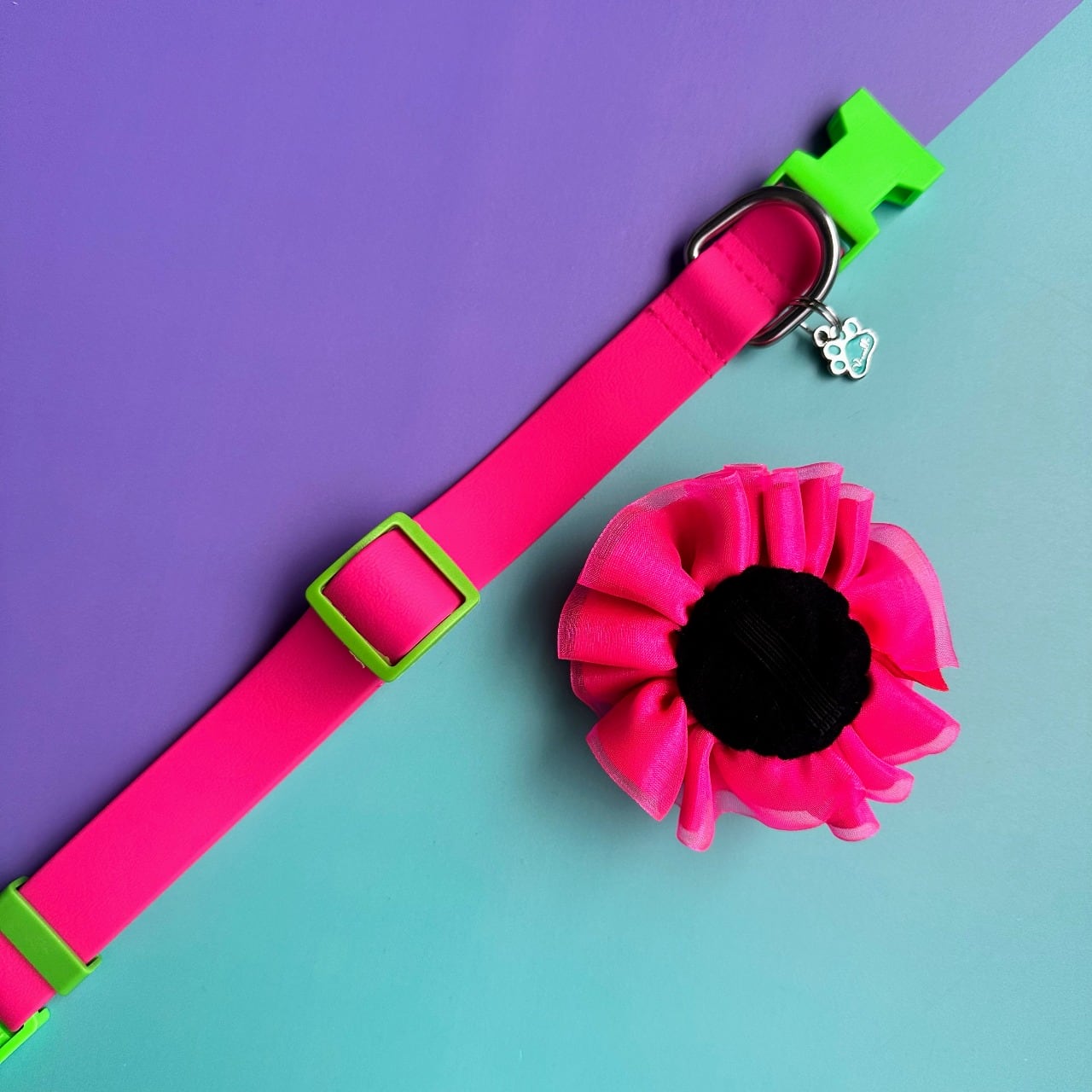 Collar para perros en goma impermeable fucsia y verde neón con flor tul fucsia neón