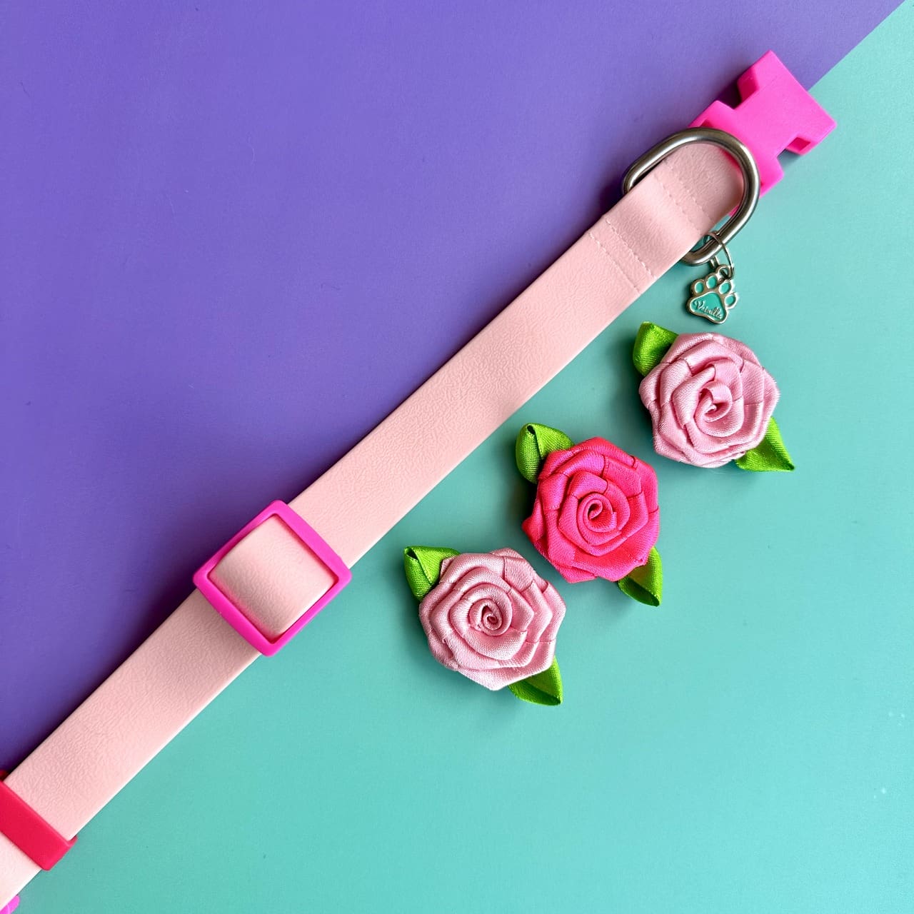Collar para perros en goma impermeable rosado y fucsia con rosas