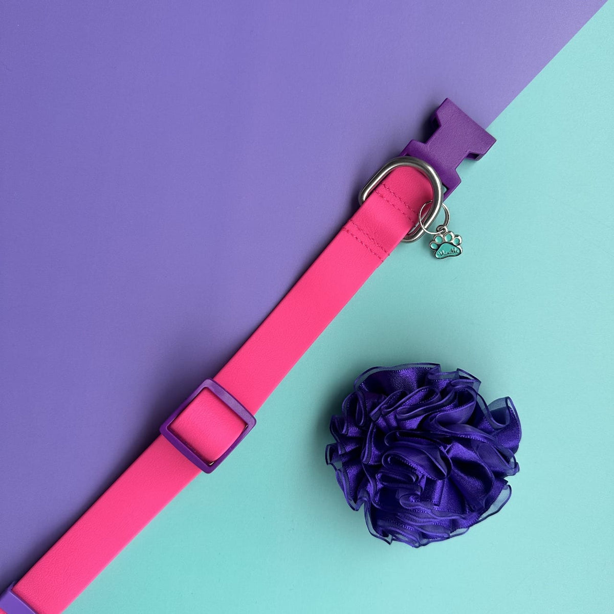 Collar para perros en goma impermeable fucsia y morado con flor tul morada