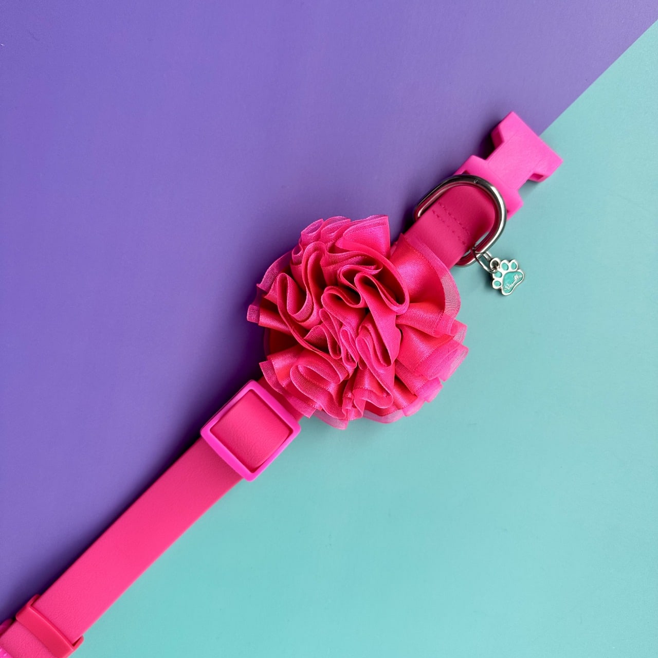 Collar para perros en goma impermeable fucsia con flor tul