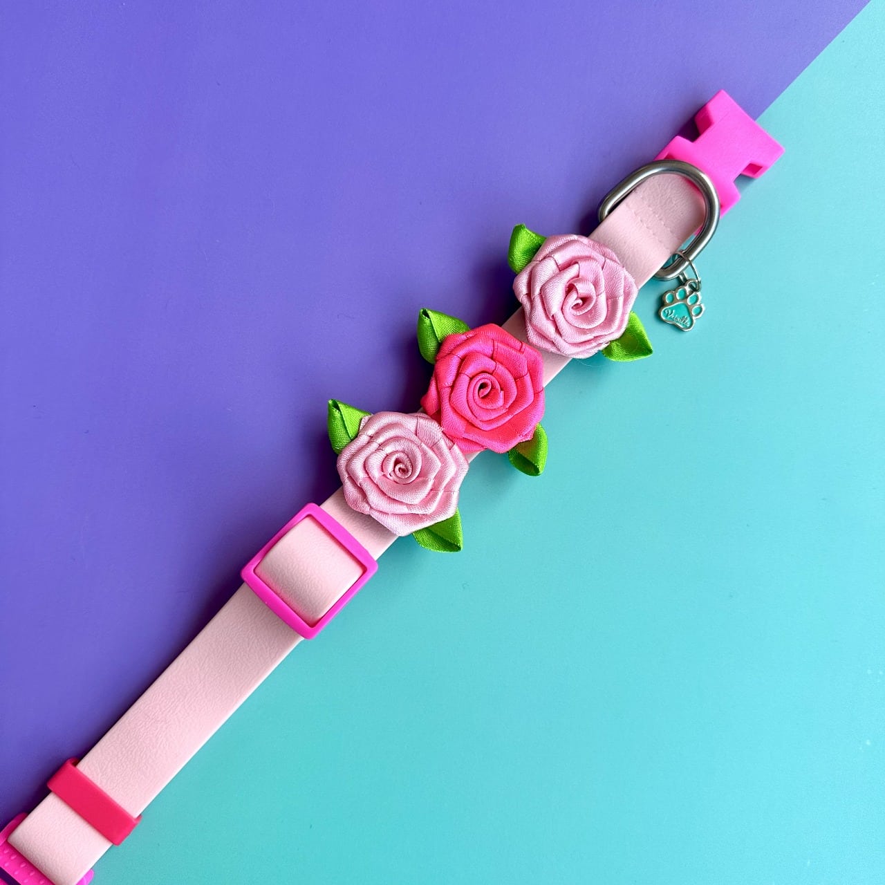 Collar para perros en goma impermeable rosado y fucsia con rosas