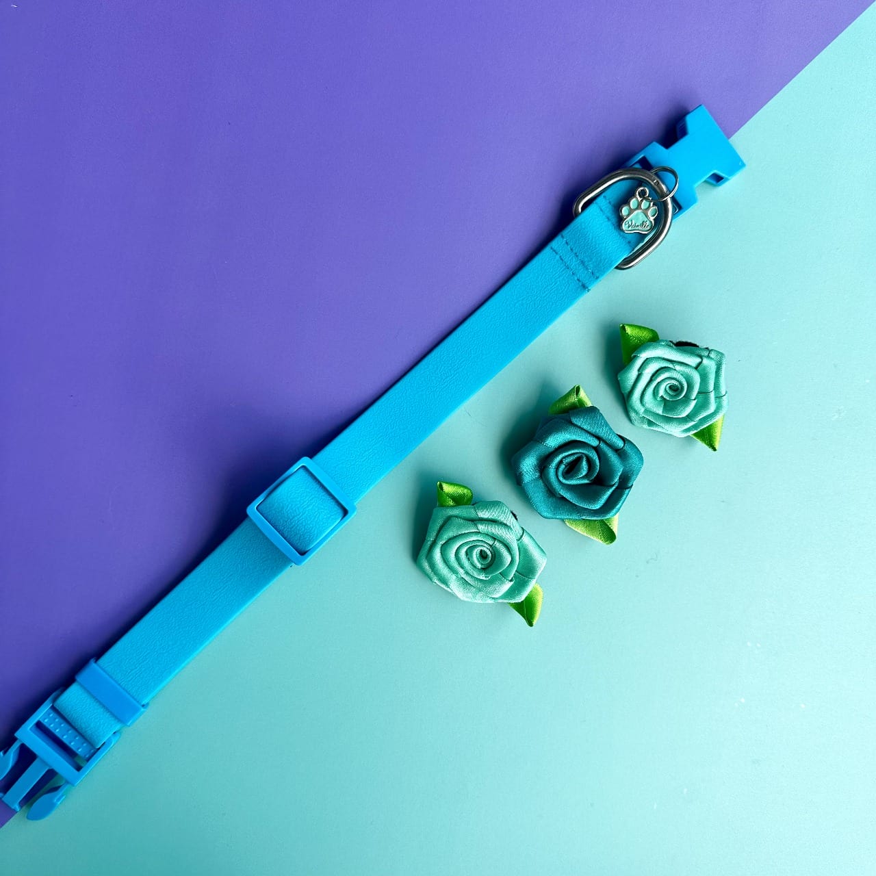 Collar para perros en goma impermeable turquesa con rosas