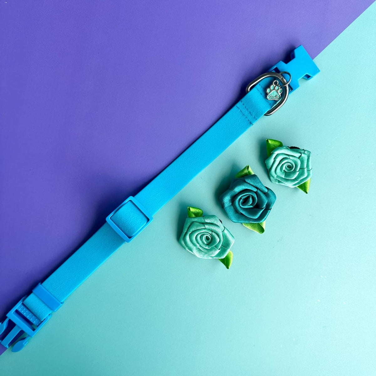 Collar para perros en goma impermeable turquesa con rosas