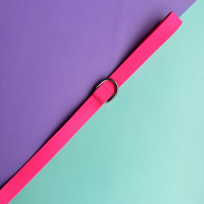 Arnés para perros en goma impermeable fucsia y lila con correa