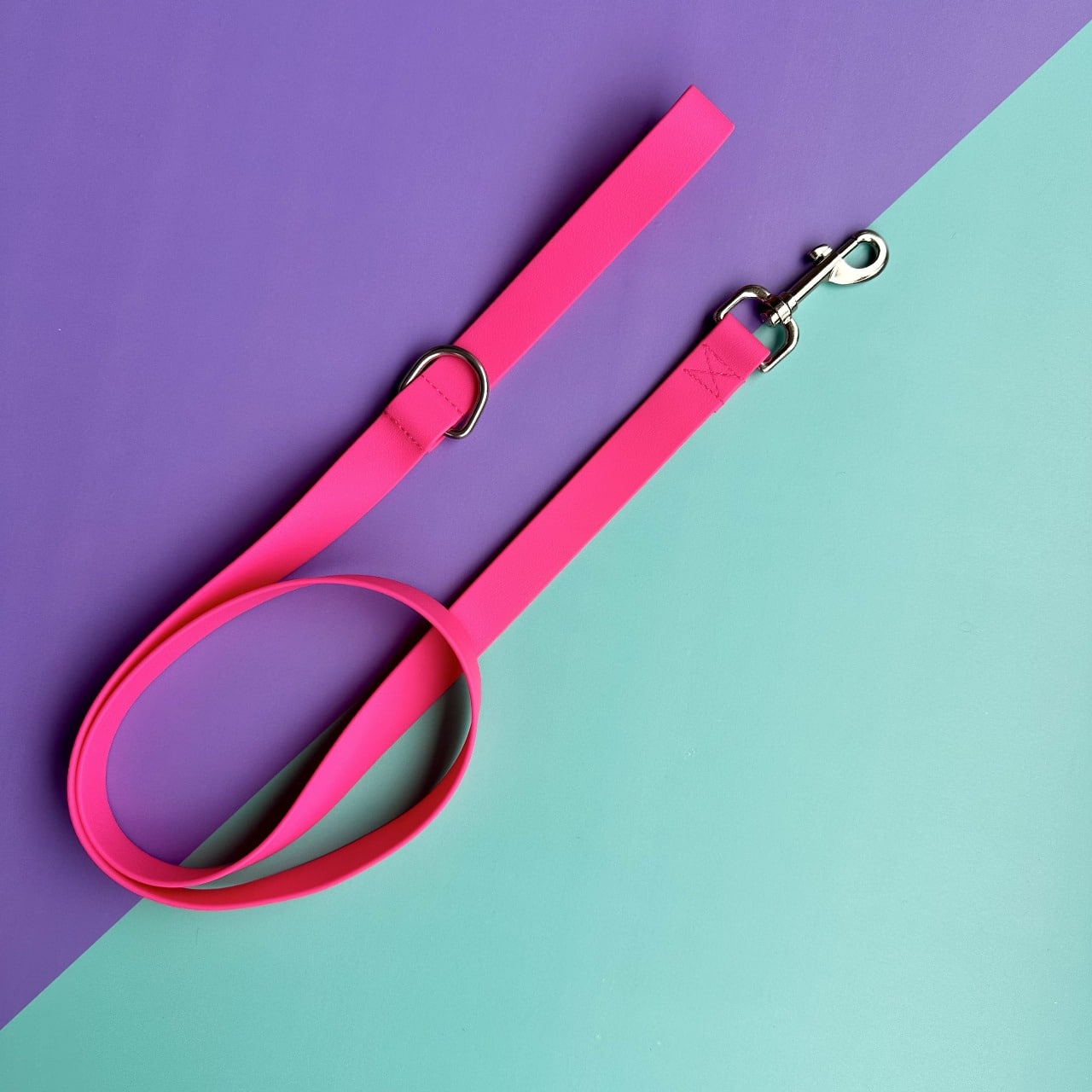 Arnés para perros en goma impermeable fucsia y lila con correa