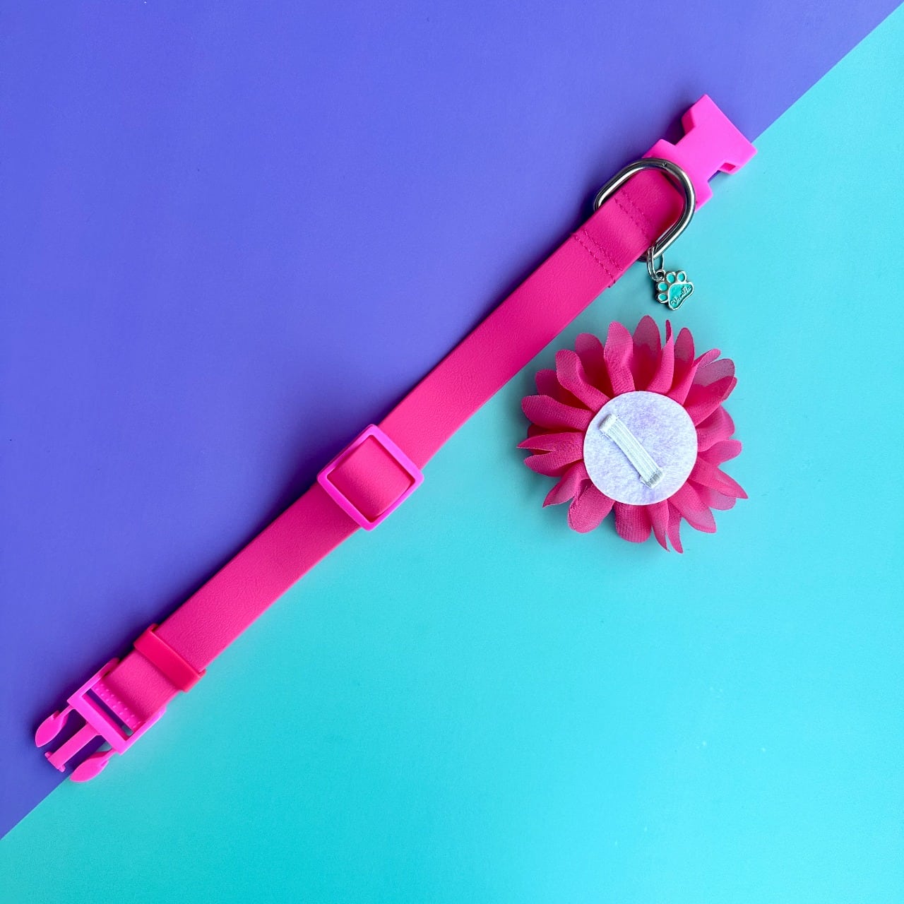 Collar para perros en goma fucsia con flor seda