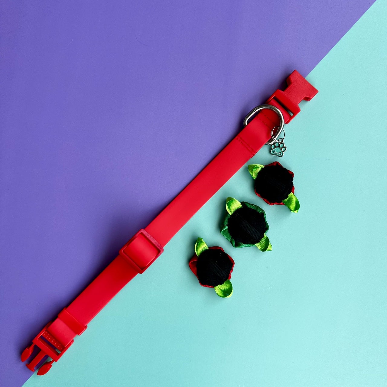 Collar para perros en goma impermeable rojo con rosas de Navidad