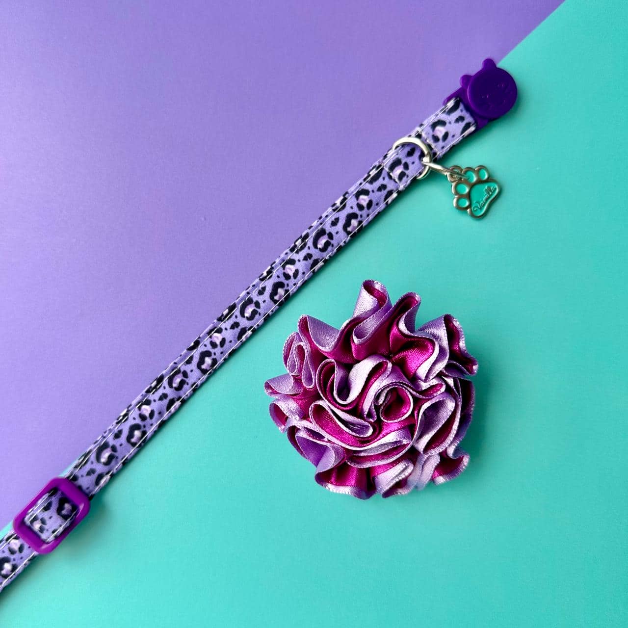 Collar para gatos con flor bicolor morado y lila - Animal print
