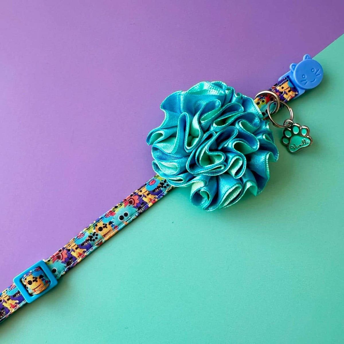 Collar para gatos con flor bicolor turquesa y aguamarina - Monstruos