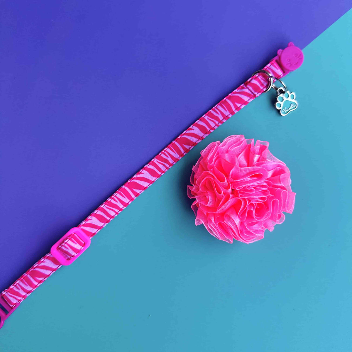 Collar para gatos Cebra fucsia con flor tul rosado neón