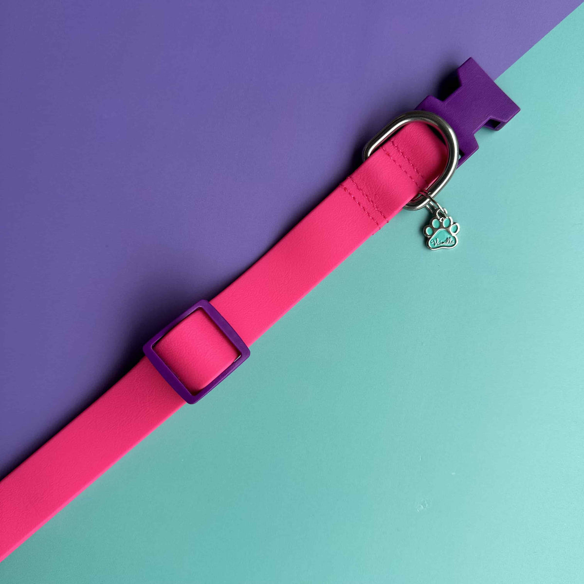 Collar para perros en goma impermeable fucsia y morado con flor tul fucsia neón