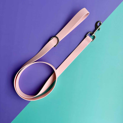 Arnés para perros en goma impermeable rosado con correa