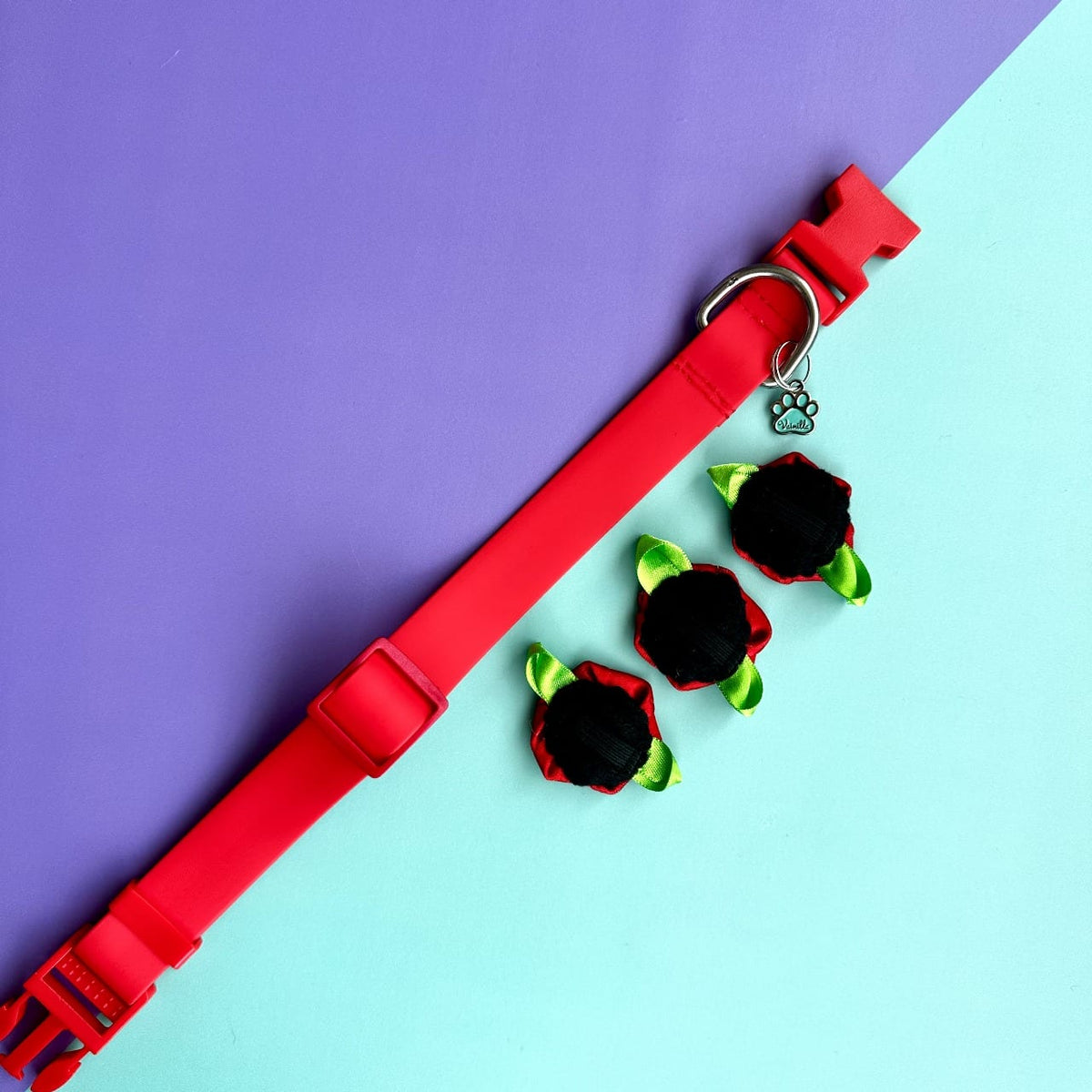 Collar para perros en goma impermeable rojo con rosas