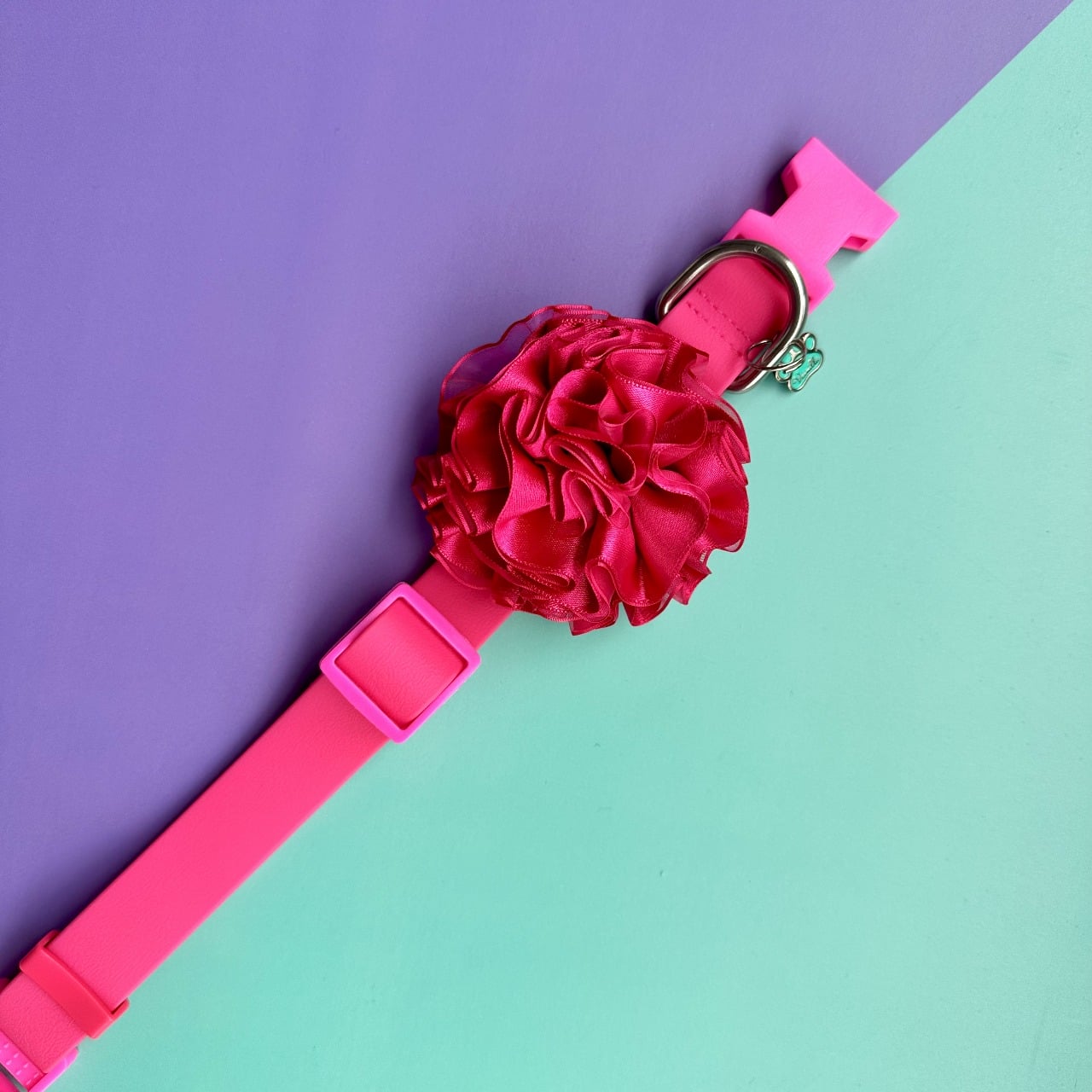 Collar para perros en goma impermeable fucsia con flor tul fucsia oscuro