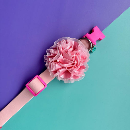 Collar para perros en goma impermeable rosado con flor tul