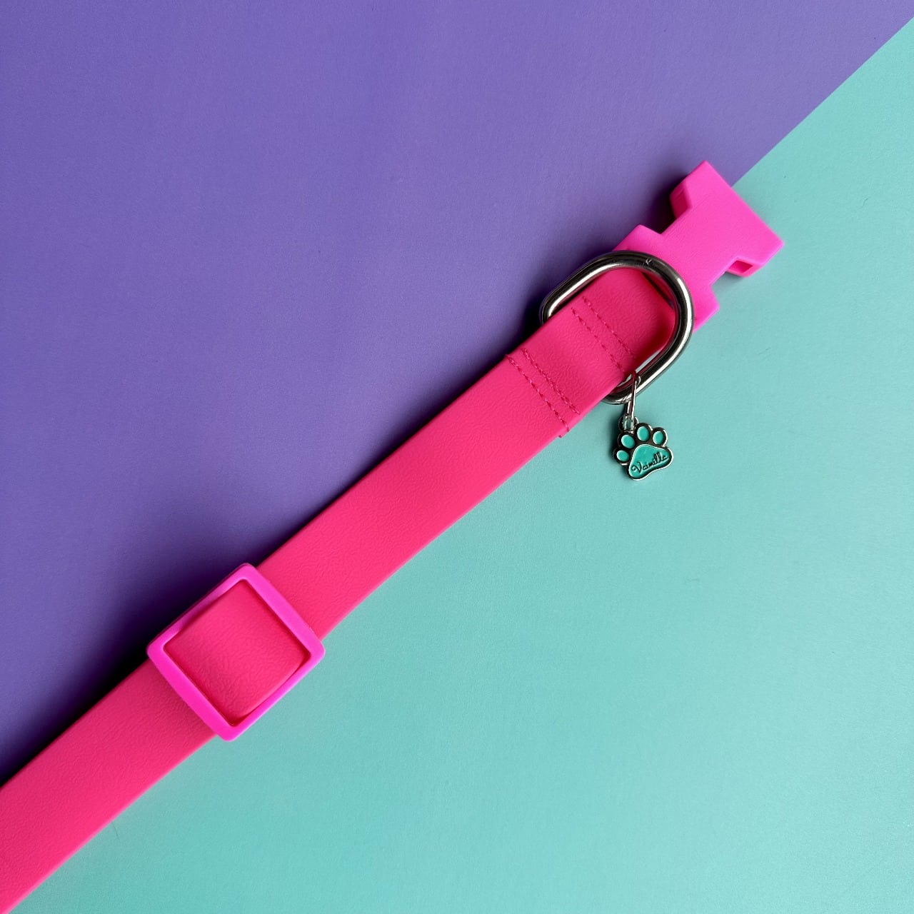 Collar para perros en goma impermeable fucsia con flor tul