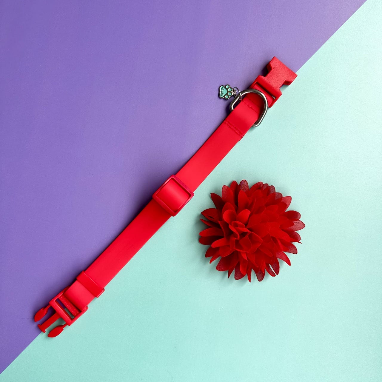 Collar para perros en goma rojo con flor seda