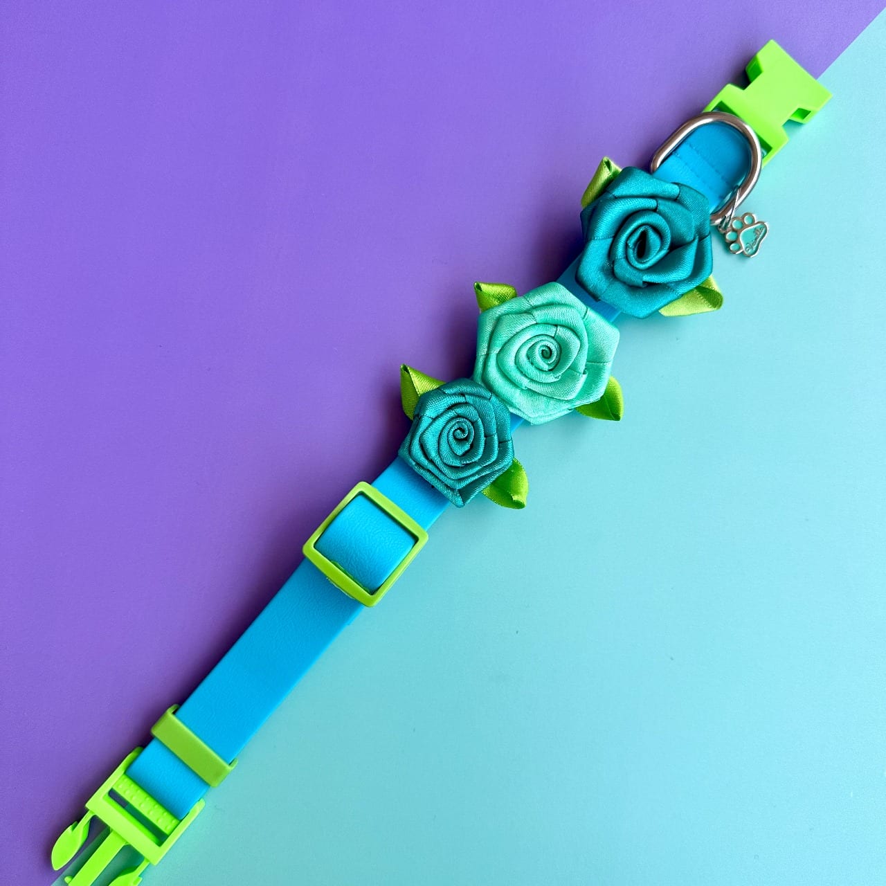 Collar para perros en goma impermeable turquesa y verde neón con rosas