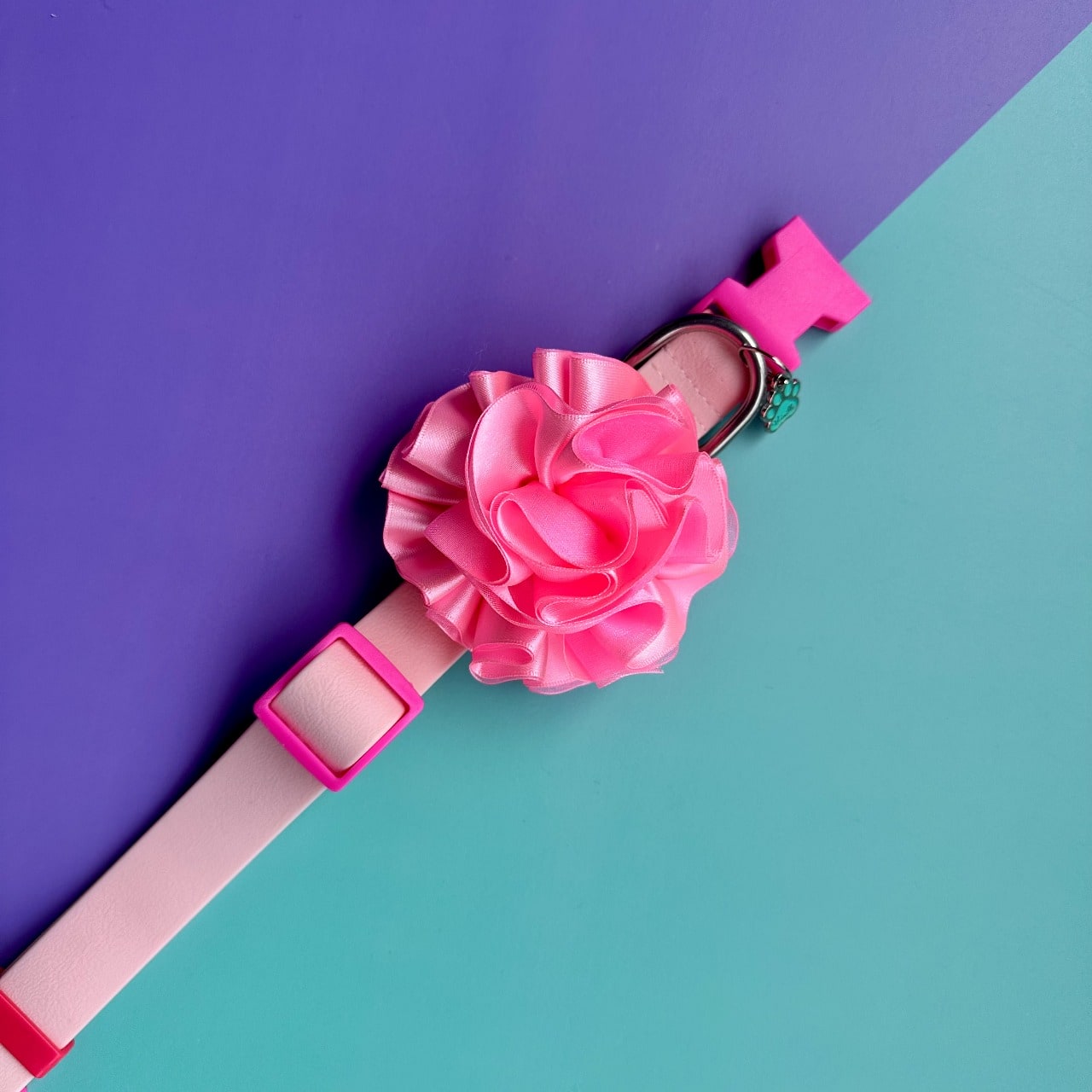 Collar para perros en goma impermeable rosado con flor tul rosado neón