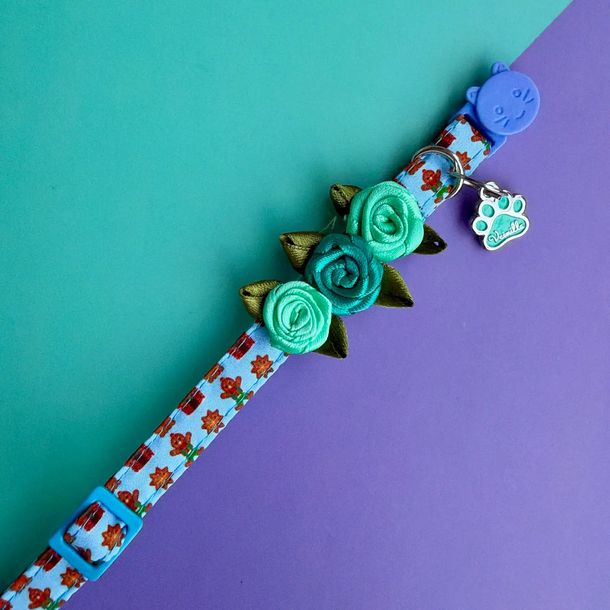 Detalle de las rosas aguamarina del collar Dulce Navidad para gatos