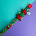 Detalle de las rosas rojas y verde del collar Cascanueces para gatos