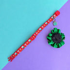 Reverso de la flor bicolor con elástico para sujetarla al collar