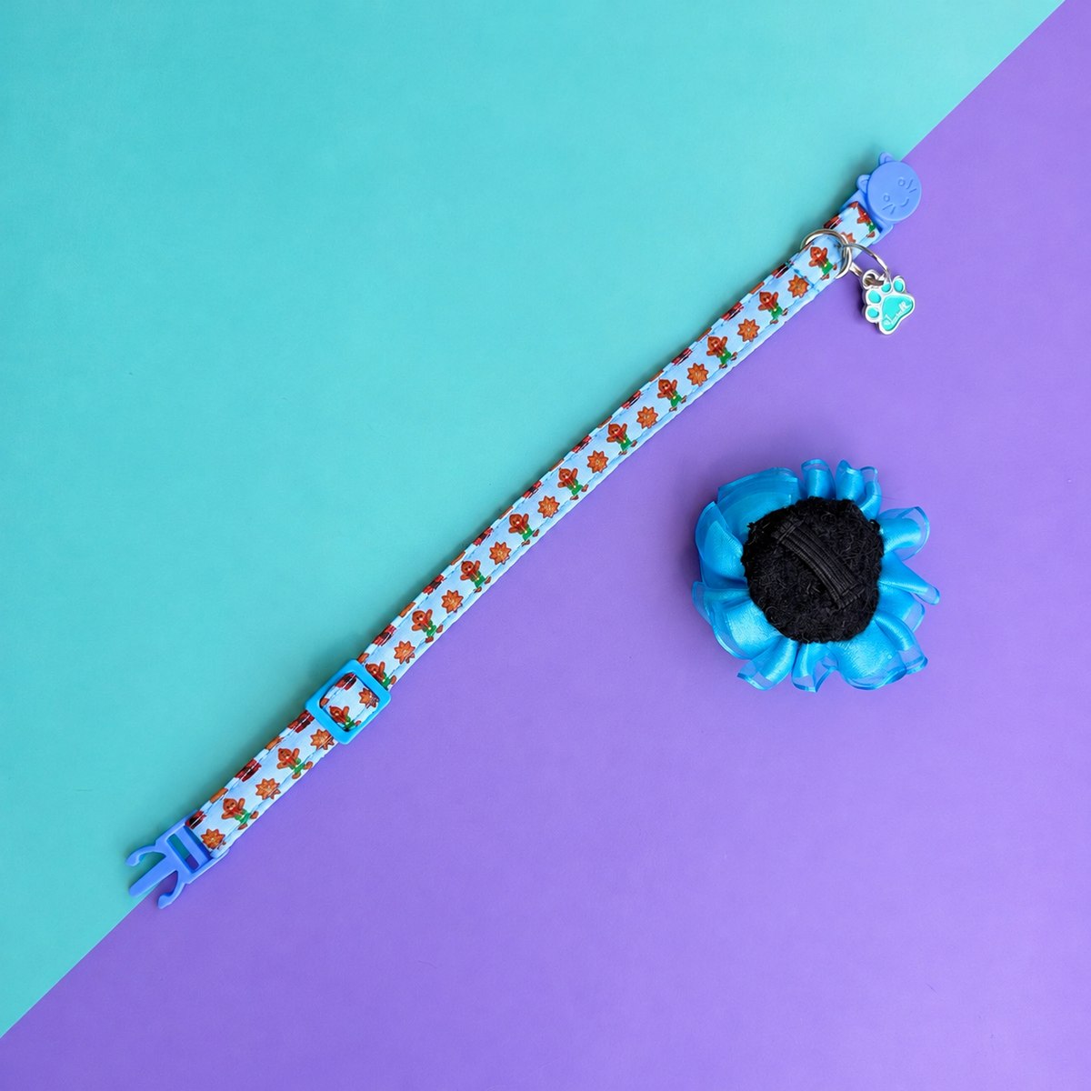 Reverso de flor tul azul con elástico de sujeción