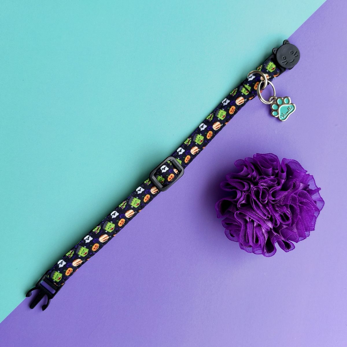 Collar Halloween Monstruos para gatos junto a su flor de tul morada desmontable
