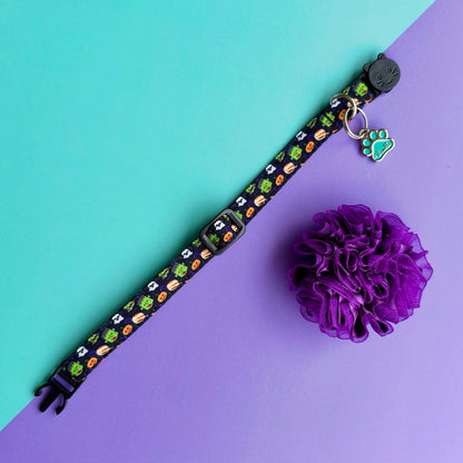 Collar Halloween Monstruos para gatos junto a su flor de tul morada desmontable