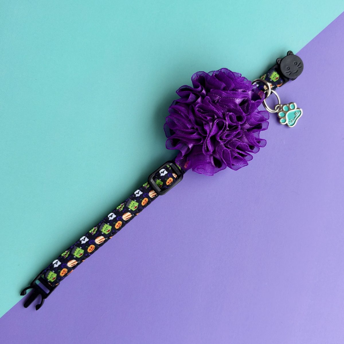 Collar abierto para gatos Halloween Monstruos con flor de tul morada, sobre fondo aguamarina y lila