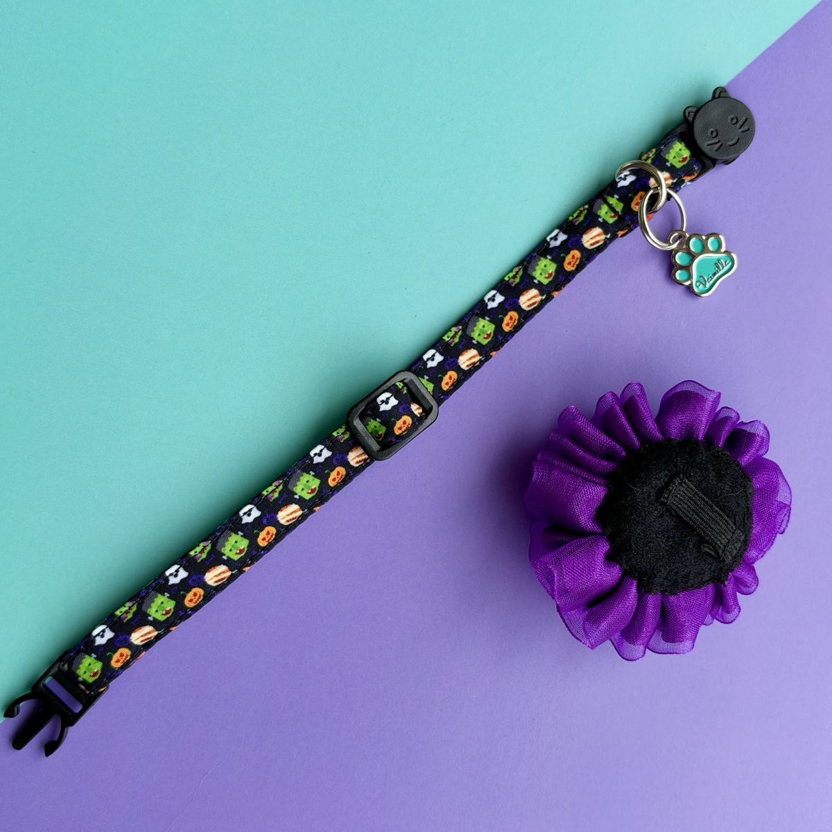 Reverso de la flor de tul morada con elástico para insertarla en el collar Halloween Monstruos